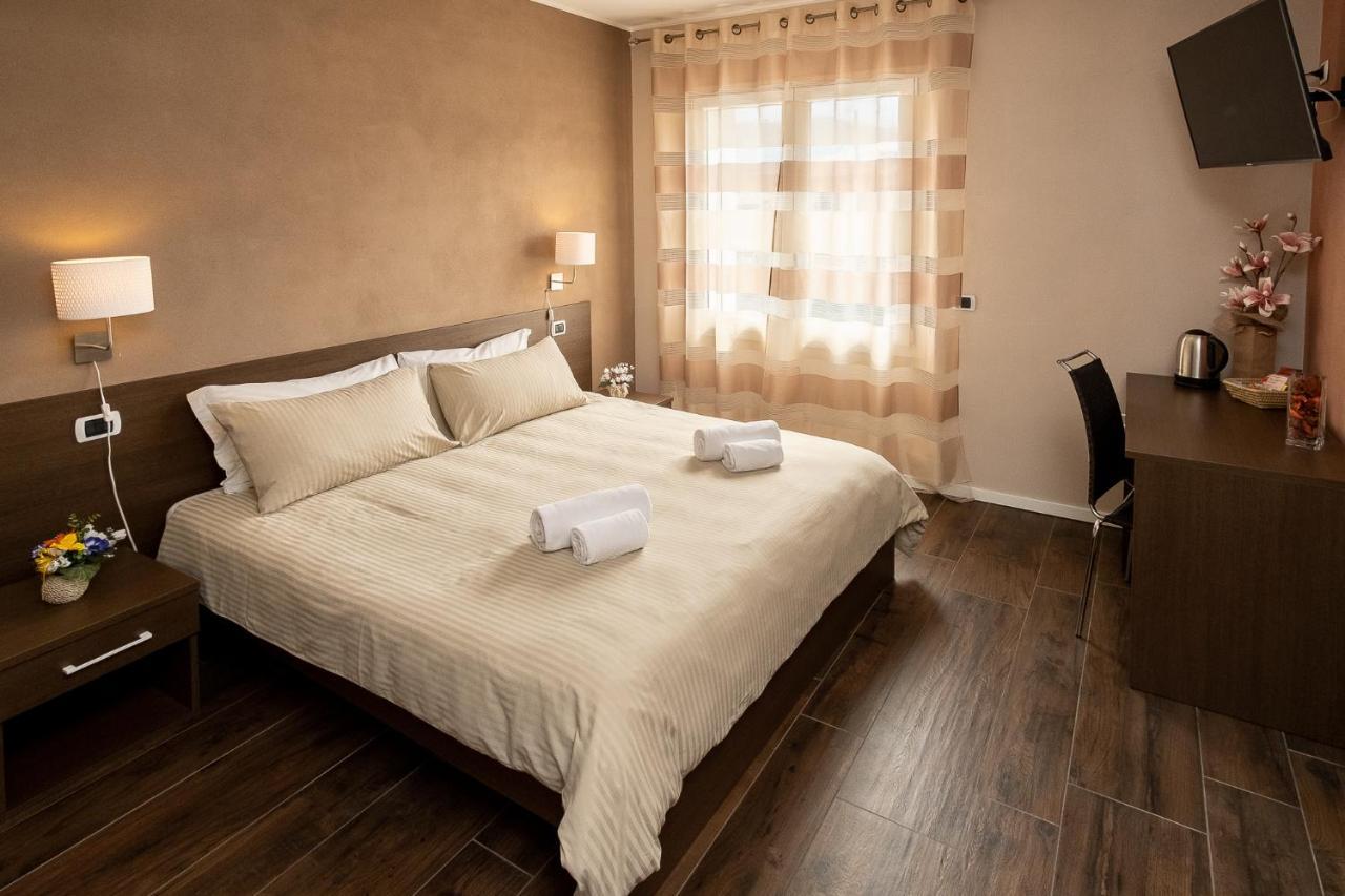 The White Building - Rooms Costermano Exterior photo